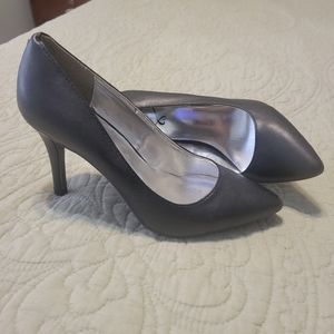 Black pumps